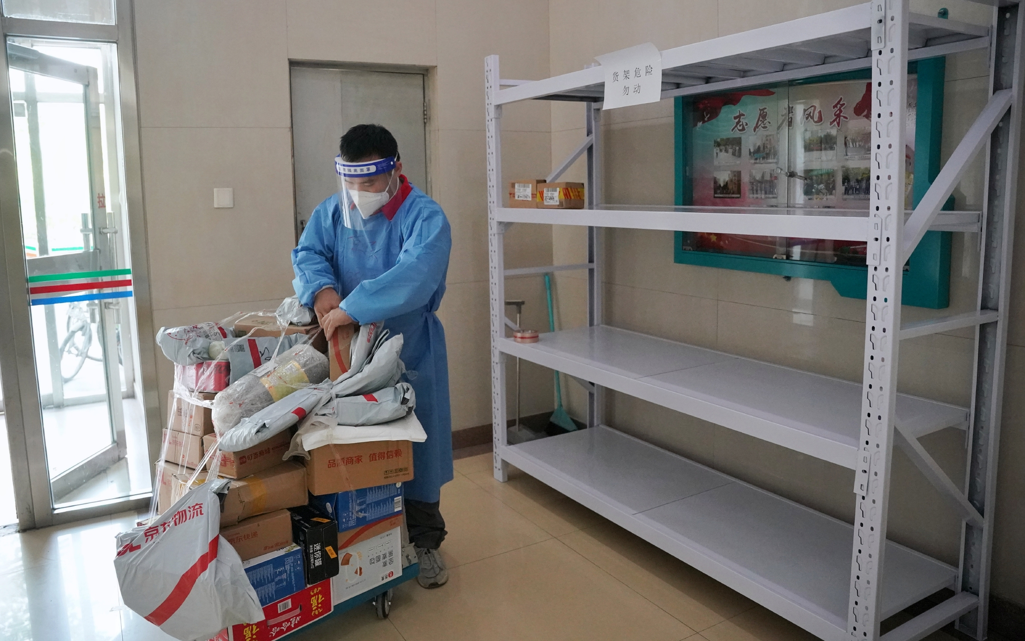 广泉小区,单元楼内设置了快递存放架.新京报记者 裴剑飞 摄