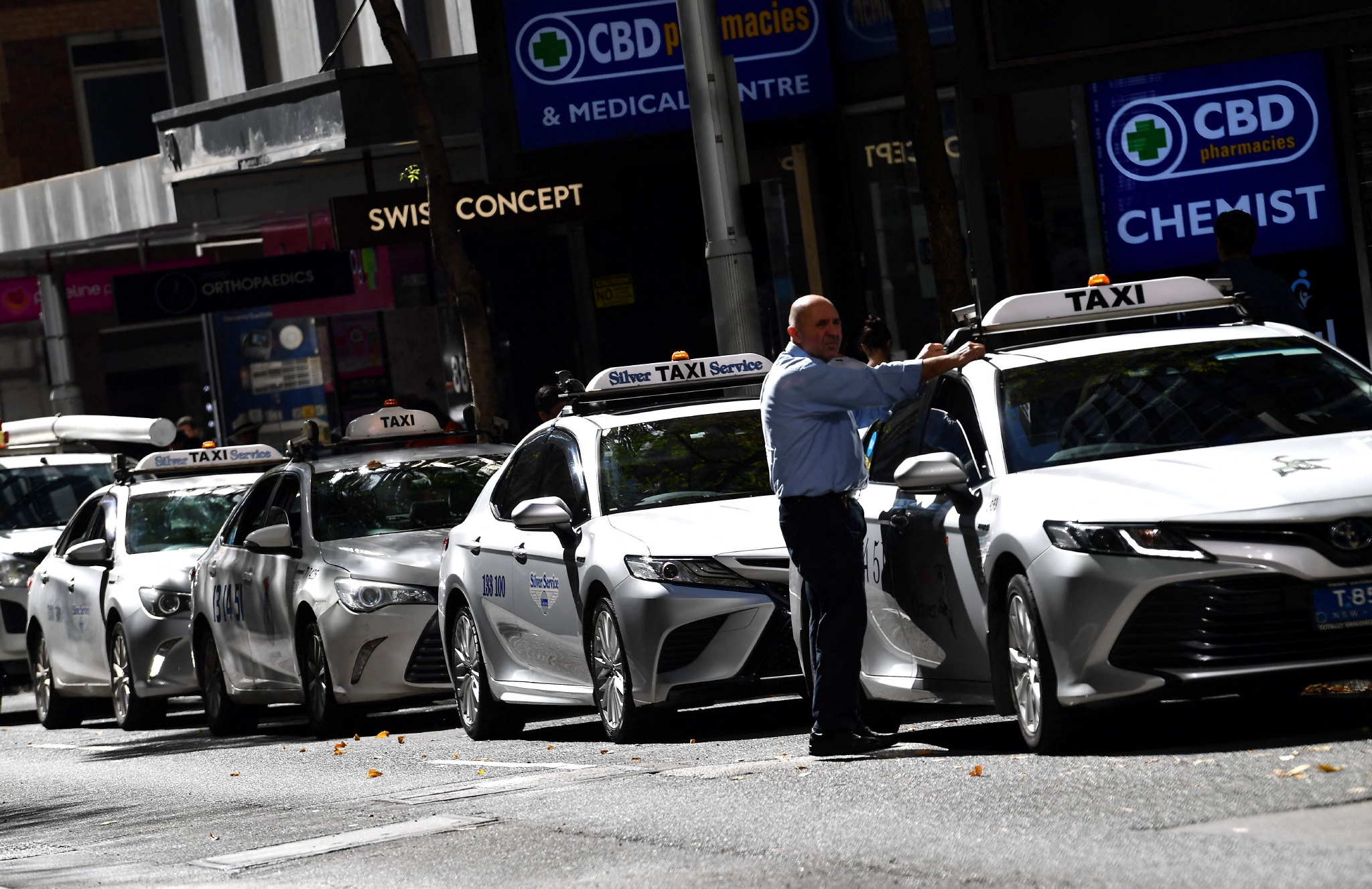 5月3日,出租车在澳大利亚悉尼中央商务区待客.
