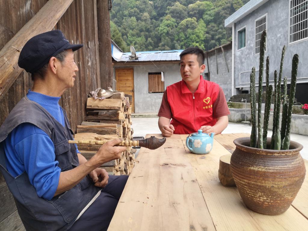 青年设计师和立烈村老人在改造后的庭院里交流。新华社记者白田田 摄