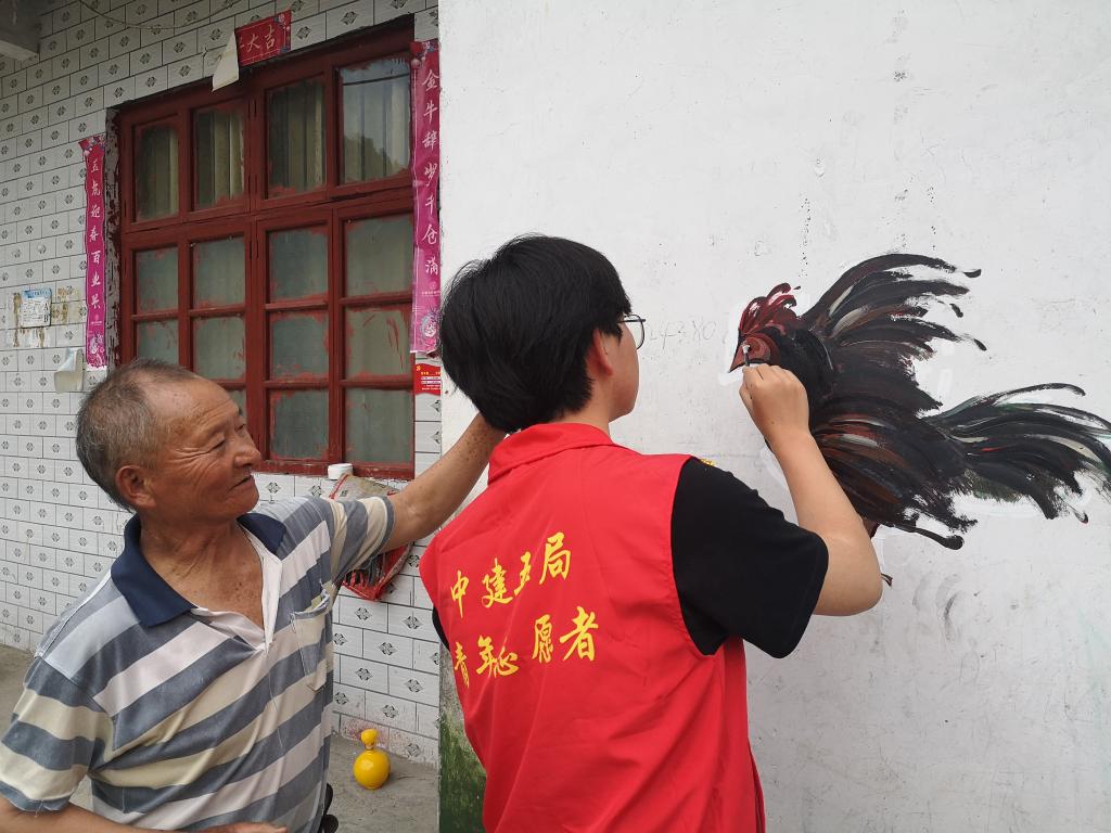 青年设计师和立烈村老人一起商量彩绘图案。新华社记者白田田 摄