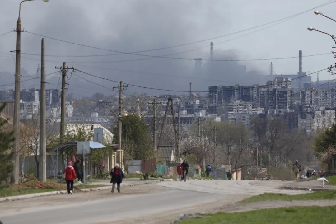 这是4月21日在马里乌波尔拍摄的亚速钢铁厂远景。新华社发（维克托摄）