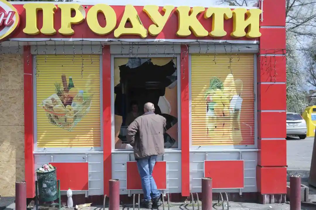 乌克兰基辅城内一片废墟，妇女儿童和老人被要求暂时不要返回。图片来源：视觉中国