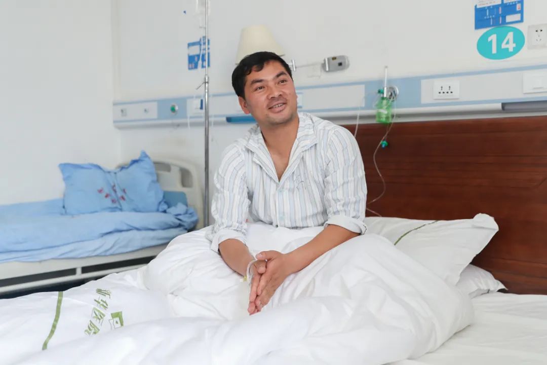 昆明这名辅警三进三出火场，救出被困老人