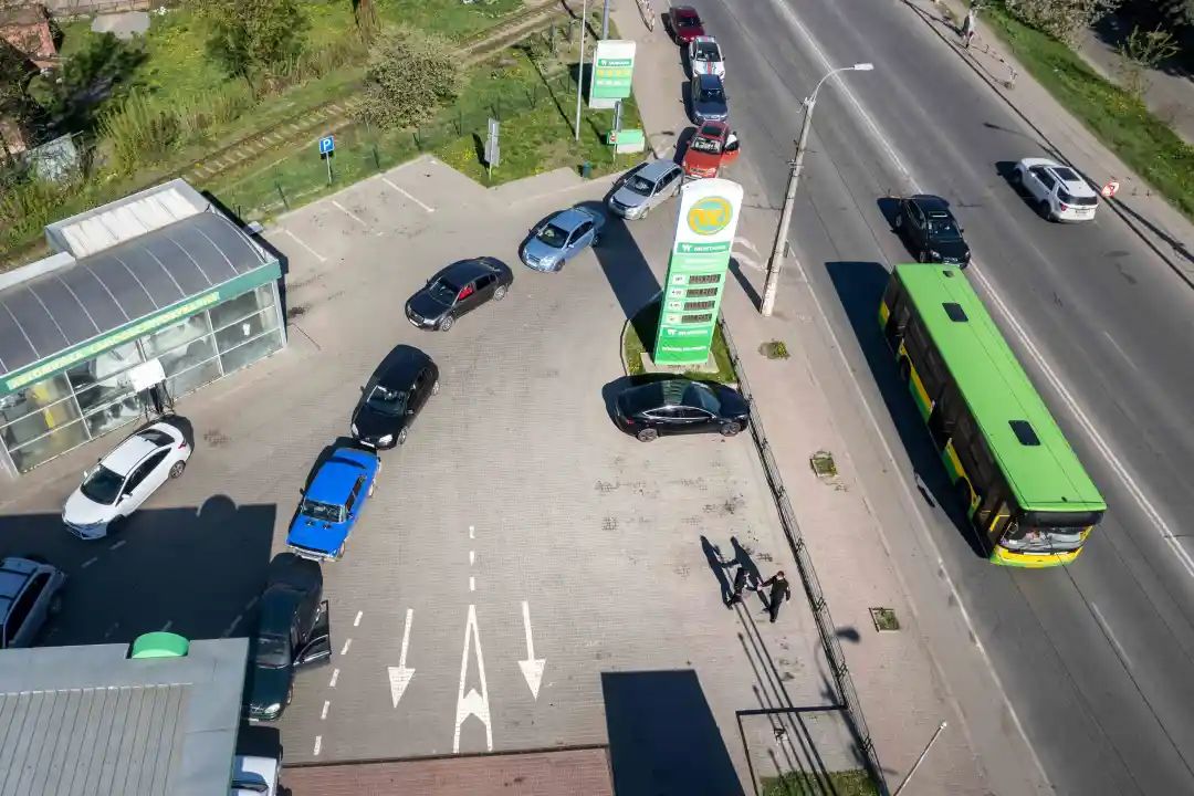 乌克兰民众在加油站排队加油。图片来源：视觉中国