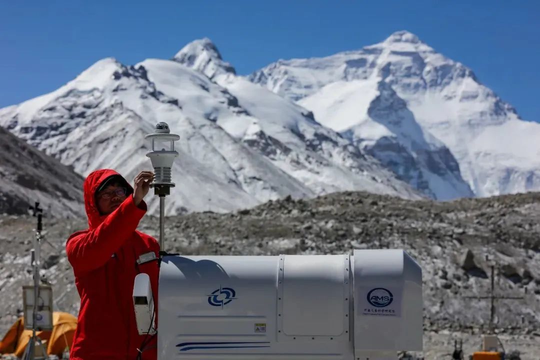 在珠峰登山大本营，科研人员检查微波辐射计（5月3日摄）。新华社记者姜帆摄
