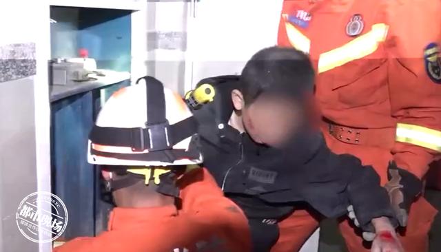 捏把冷汗！10岁男孩在楼顶玩耍，不慎从17楼排风口坠下休闲区蓝鸢梦想 - Www.slyday.coM