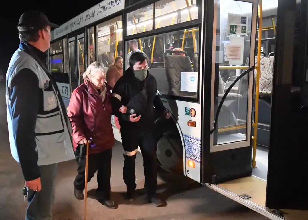 俄国防部称46名平民从亚速钢铁厂附近撤离。图片来源：视觉中国