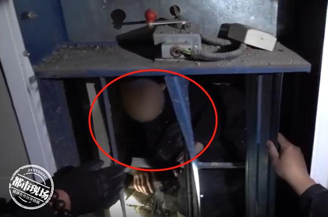 捏把冷汗！10岁男孩在楼顶玩耍，不慎从17楼排风口坠下休闲区蓝鸢梦想 - Www.slyday.coM