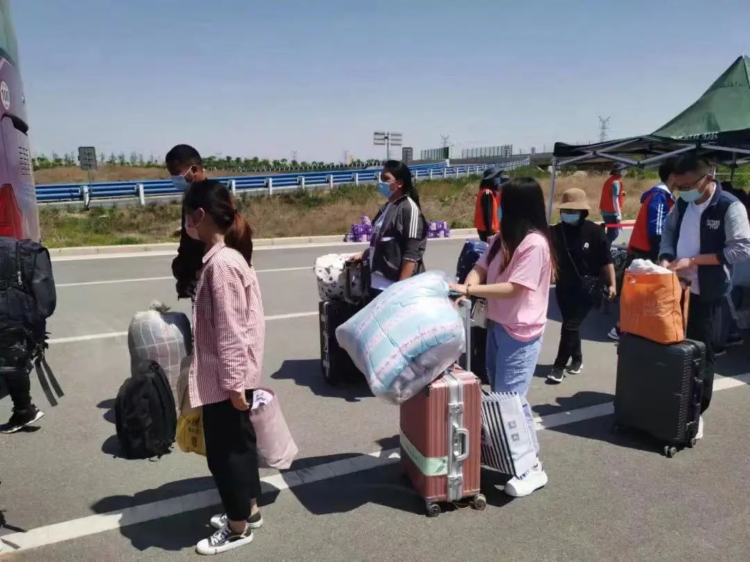 苹果手机销量创新高，郑州富士康被曝到高速路口招工"抢人"休闲区蓝鸢梦想 - Www.slyday.coM