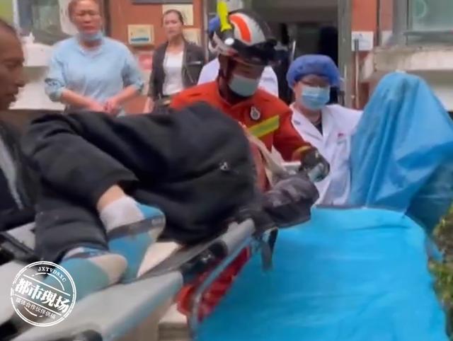 捏把冷汗！10岁男孩在楼顶玩耍，不慎从17楼排风口坠下休闲区蓝鸢梦想 - Www.slyday.coM