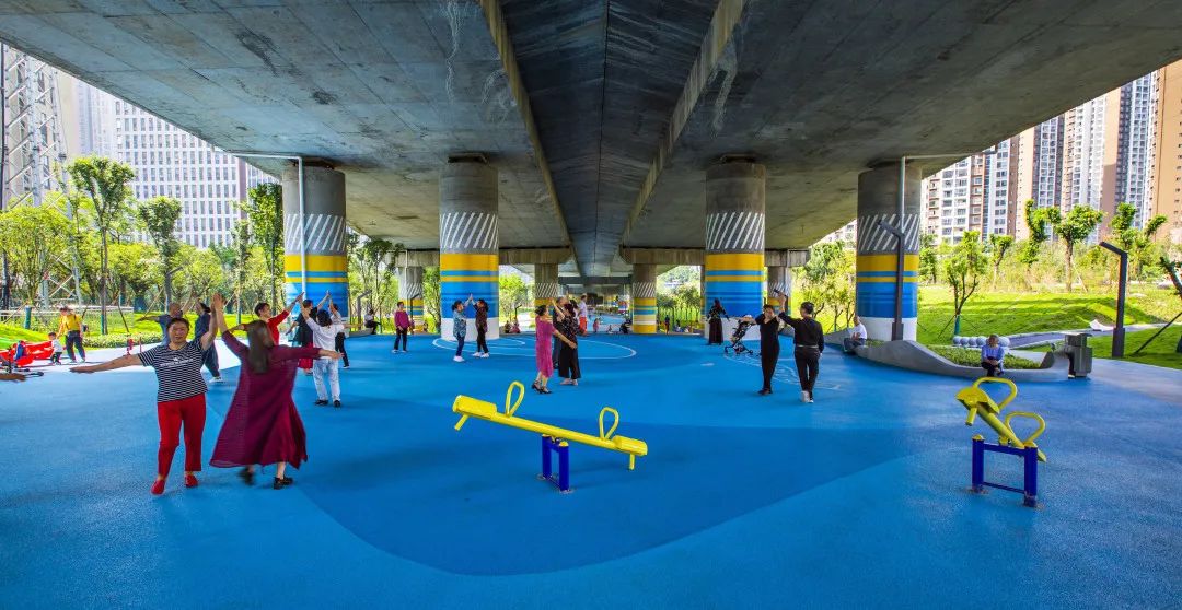 桥下公园设有健身设施(资料图)&nbsp; 柯雨 摄