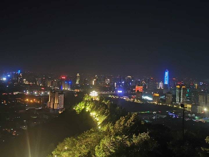 夜幕下的千佛山