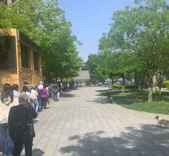 探访昌平蓝天嘉园社区检测点为行动不便居民安排上门检测