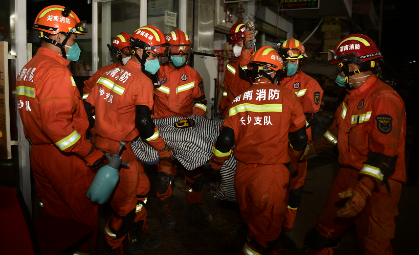 长沙居民自建房倒塌事故，她身陷绝境如何扛过88小时？