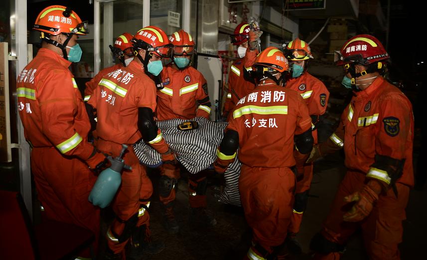 半壶水维生、一床被子保体温，21岁女孩被埋88小时后获救休闲区蓝鸢梦想 - Www.slyday.coM