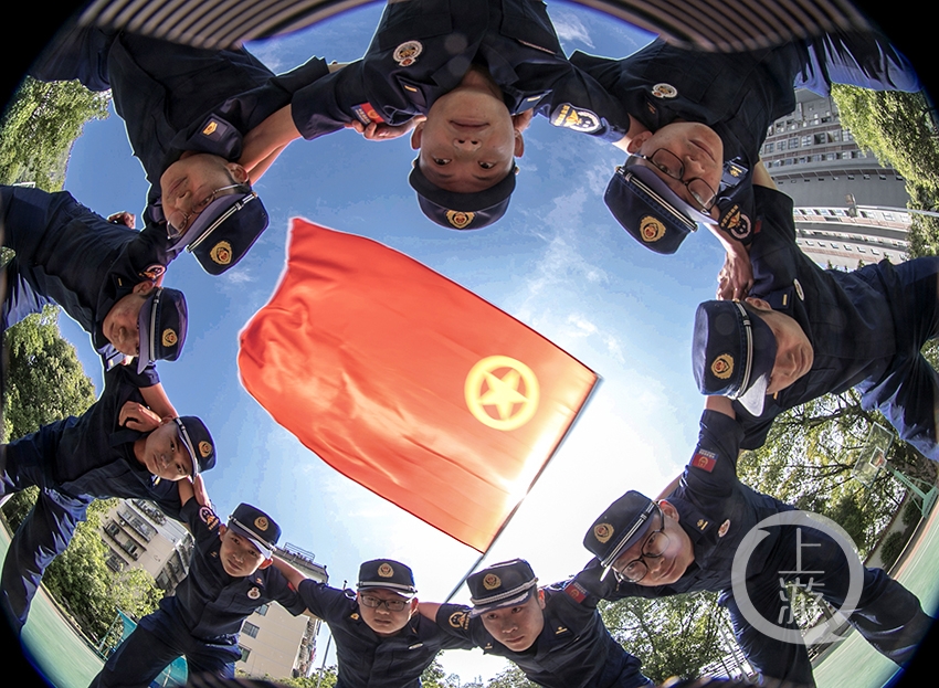 五四青年节我和团旗合个影