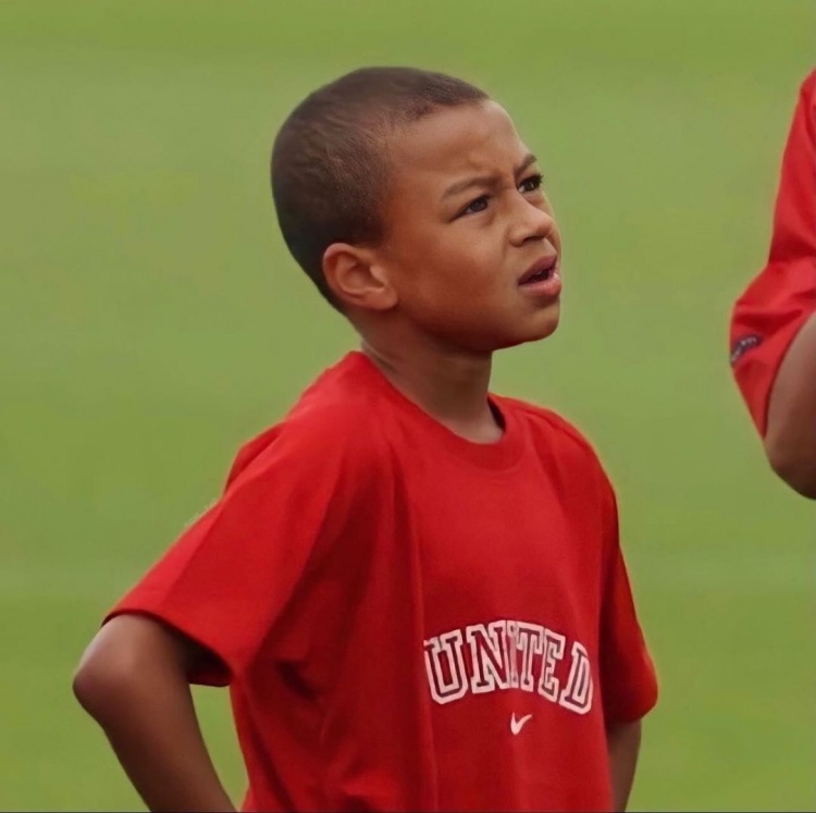 无言林加德晒儿时在曼联照片未配任何文字