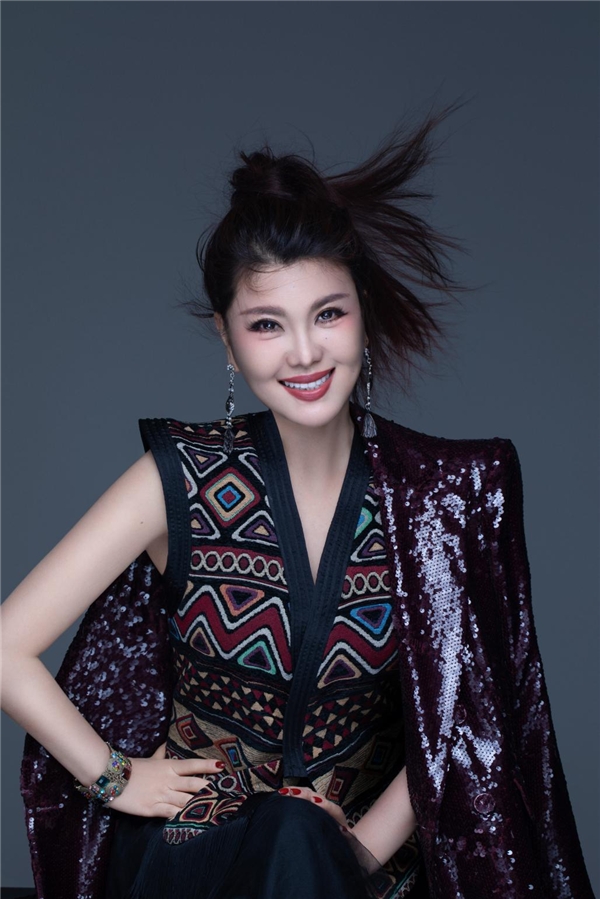 乌兰图雅:让青春在奋进中焕发光彩|艺术家|点赞新时代_新浪新闻