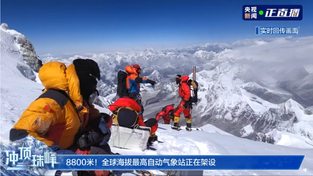 在珠峰登山大本营，科研人员检查微波辐射计（5月3日摄）。新华社记者姜帆摄