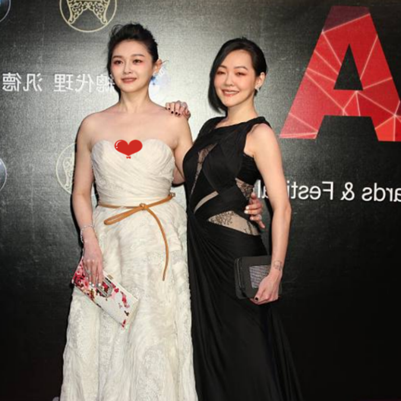 大s和小s的合影引热议,虽然身材不如妹妹,却靠穿衣气质上取胜