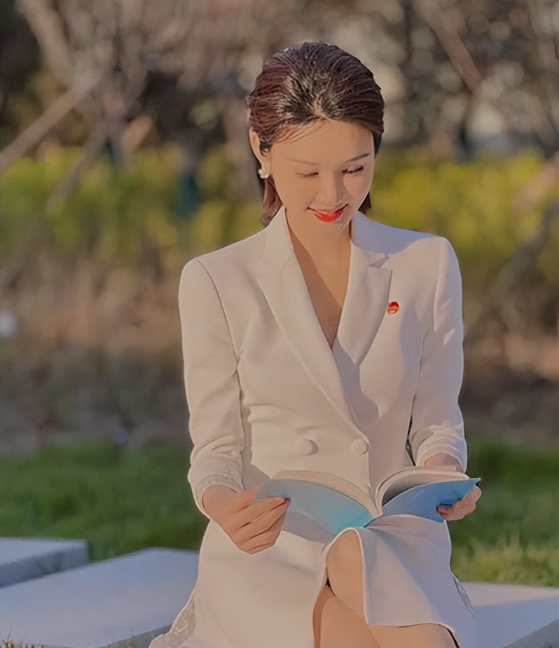 央视龙洋现身公园踏青穿裙子炫长腿小蛮腰坐石凳上看书好惬意