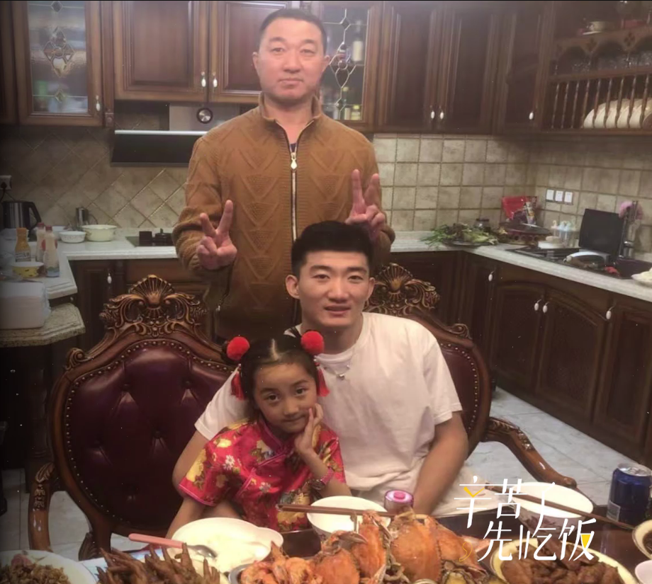 孙铭徽探访机械维修师父子,一顿家宴敞开心扉,畅聊家庭亲情