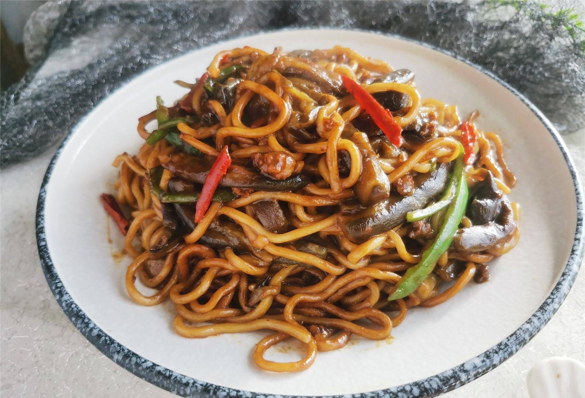 美味的肉酱茄子面