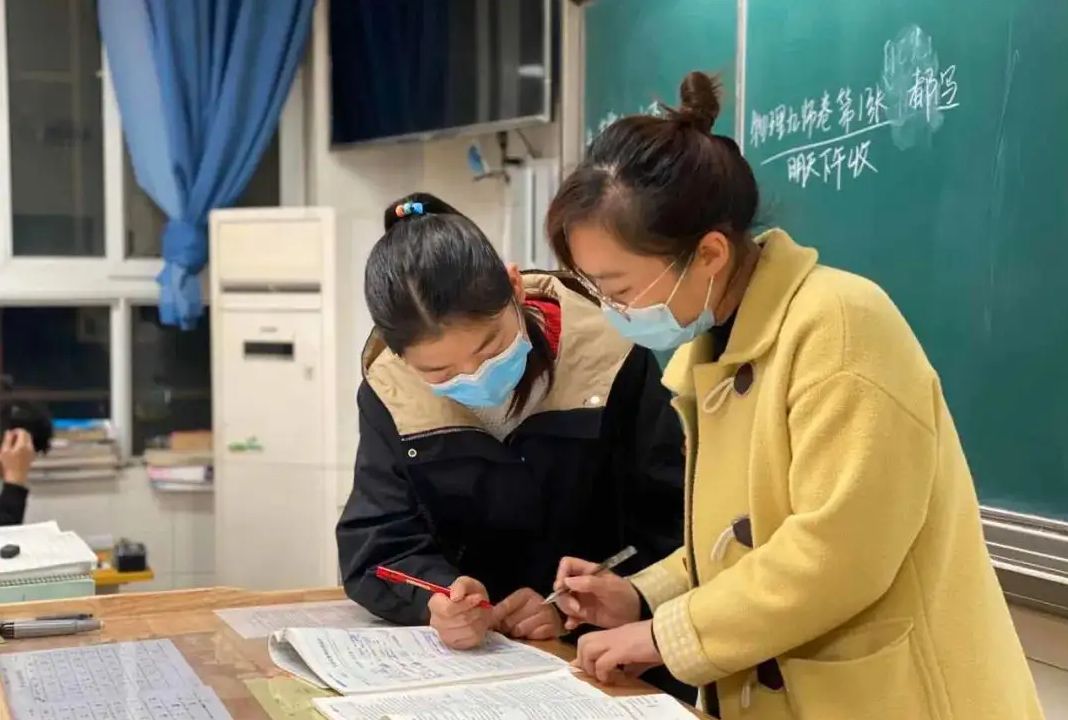 “对自己不尊重”，高中老师去职高参观，才知道差距也许不在老师休闲区蓝鸢梦想 - Www.slyday.coM