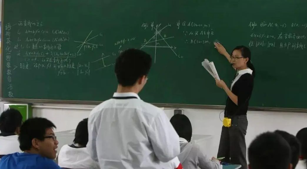 “对自己不尊重”，高中老师去职高参观，才知道差距也许不在老师休闲区蓝鸢梦想 - Www.slyday.coM