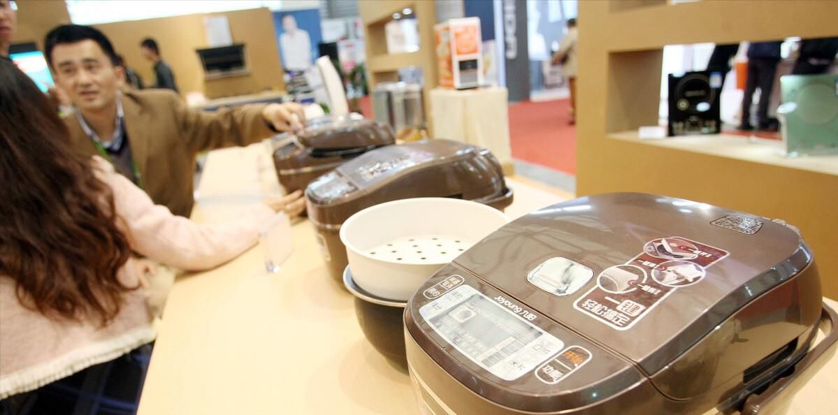 江西大妈用高压锅煮粥,离开5分钟,厨房被摧毁,一脸懵圈休闲区蓝鸢梦想 - Www.slyday.coM 江西大妈用高压锅煮粥,离开5分钟,厨房被摧毁,一脸懵圈休闲区蓝鸢梦想 - Www.slyday.coM