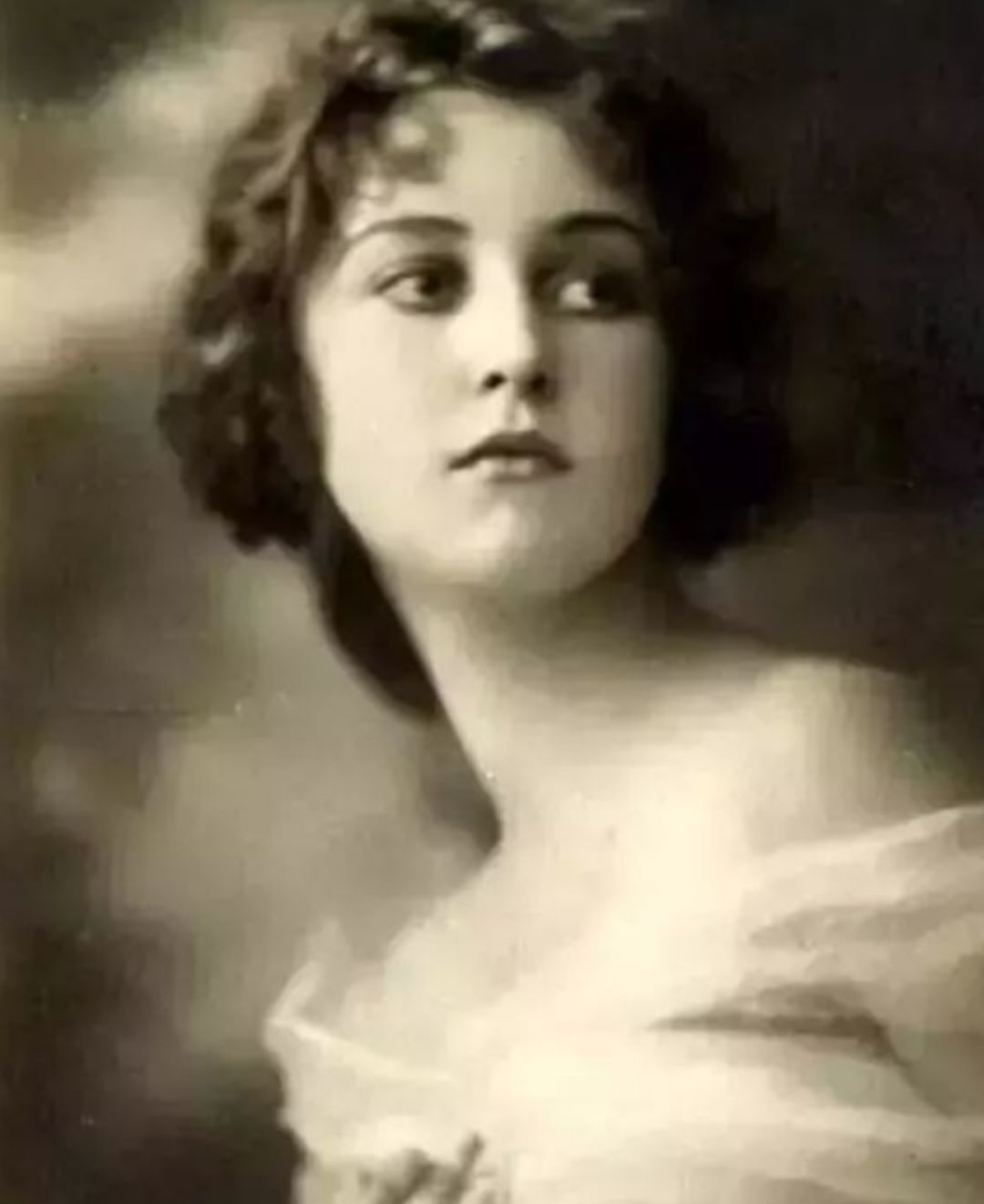 百年前的世界第一美女有多美？存世照片告诉你！休闲区蓝鸢梦想 - Www.slyday.coM