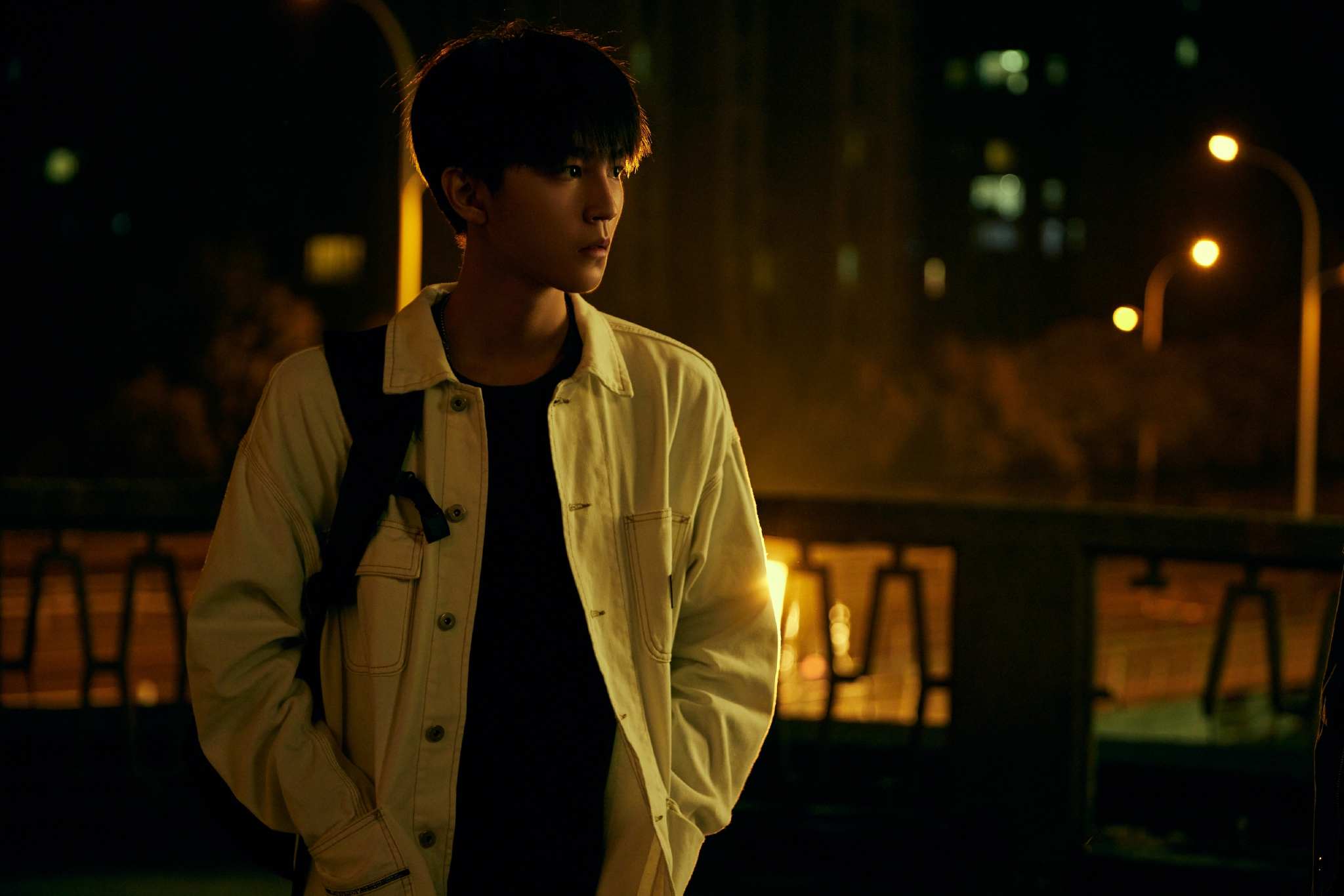 王俊凯重生之门剧照剧照氛围感拉满已经开始期待剧情了