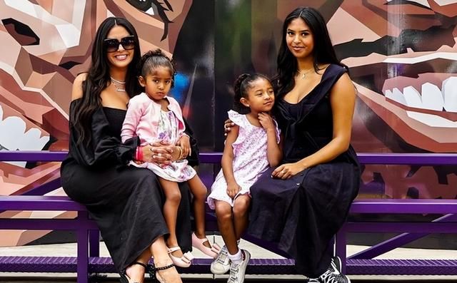 开心陪两小只玩游戏,三公主长大了像科比|娜塔莉亚|瓦妮莎|科比_新浪