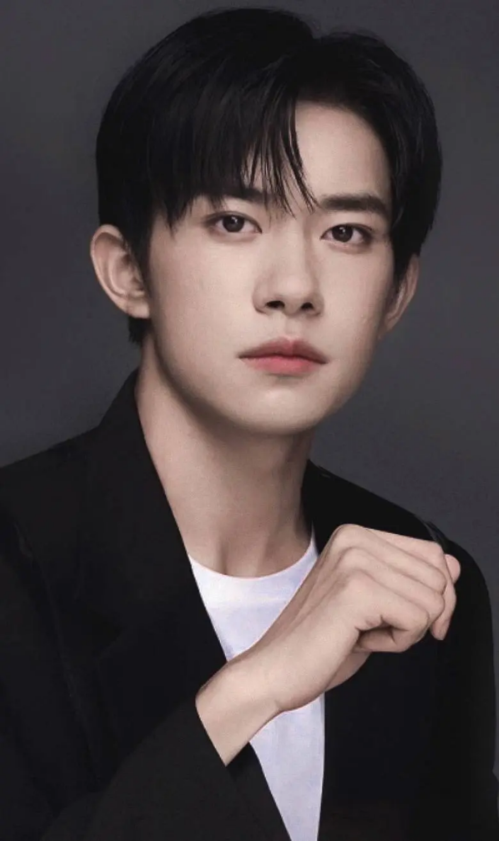 22岁的易烊千玺从童星走到明星原来是因为他的妈妈