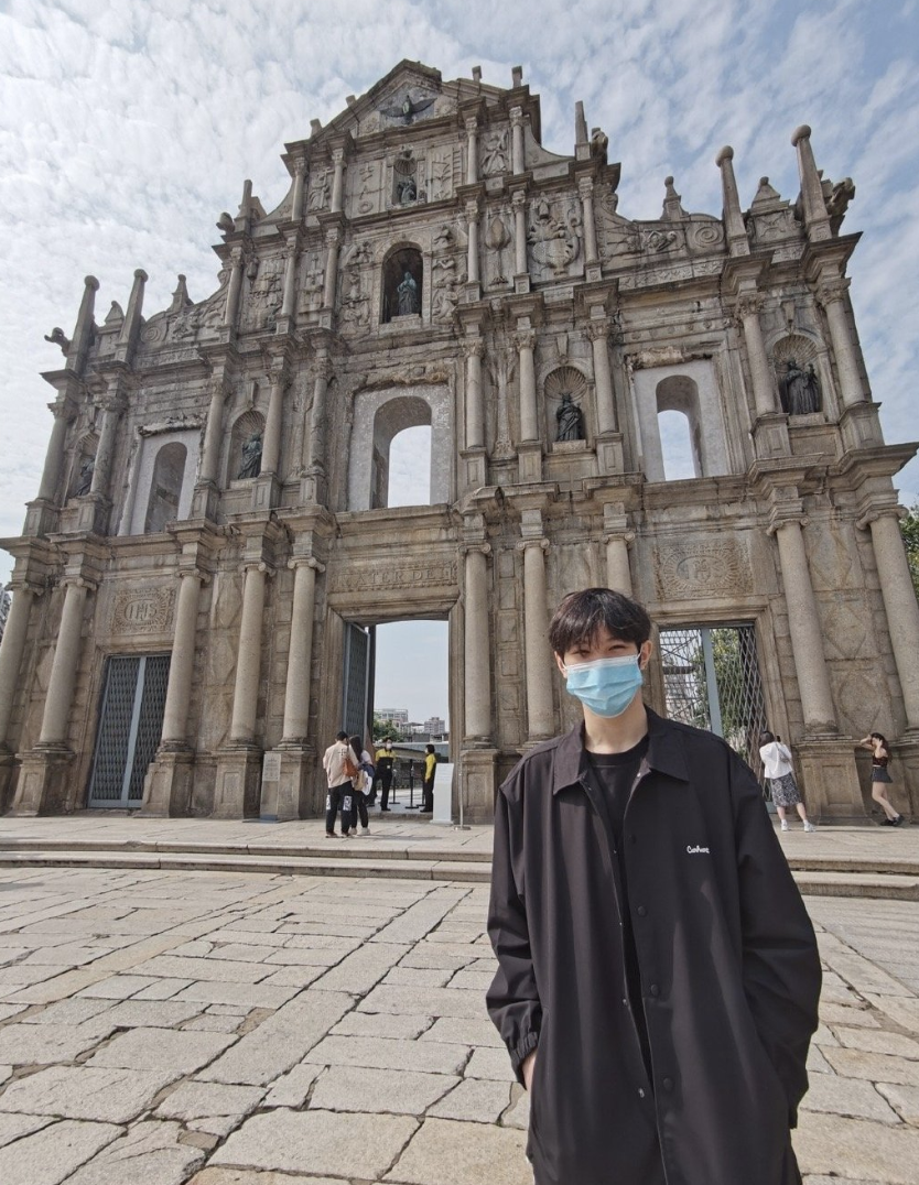 袁咏仪儿子晒澳门旅行照15岁魔童高大帅气文案被指求生欲满满