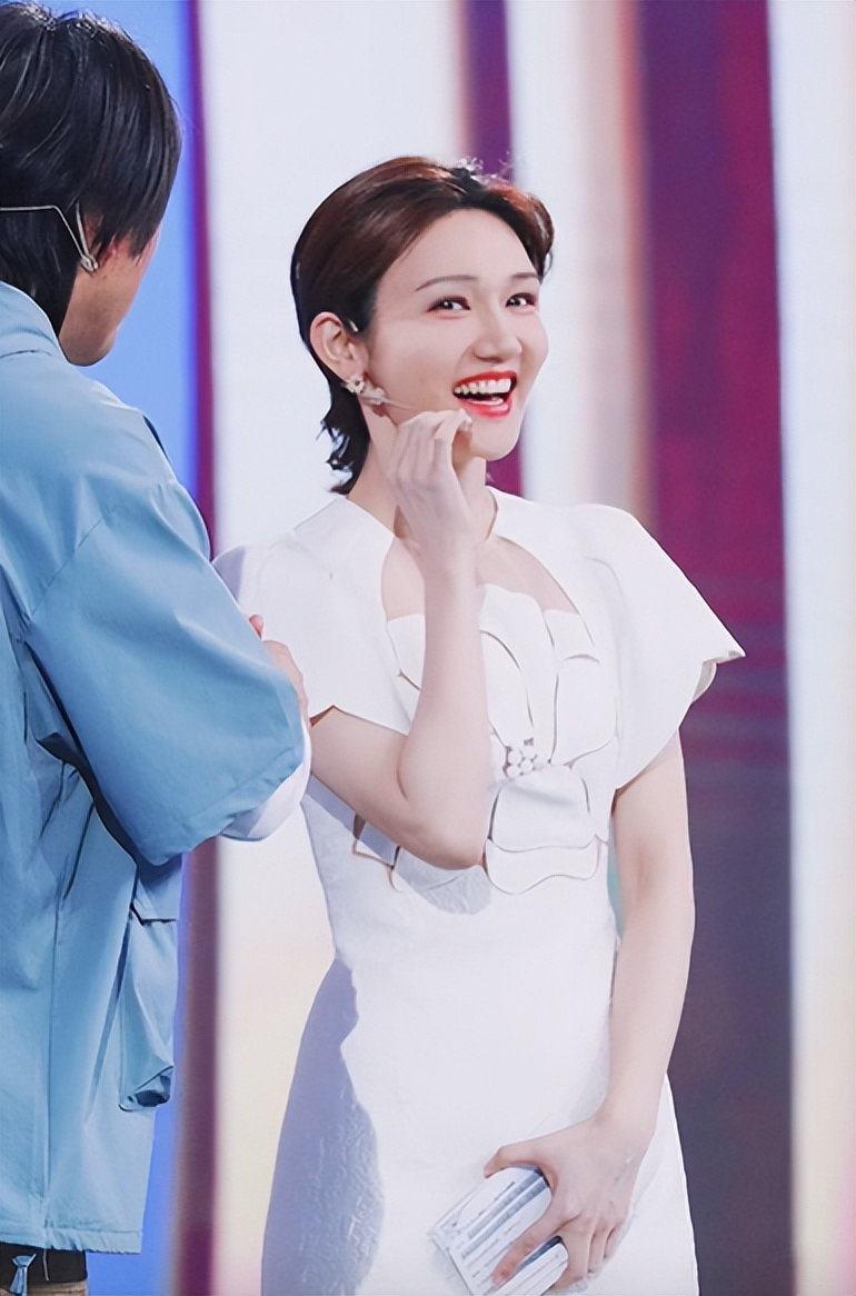 央视龙洋现身公园踏青穿裙子炫长腿小蛮腰坐石凳上看书好惬意