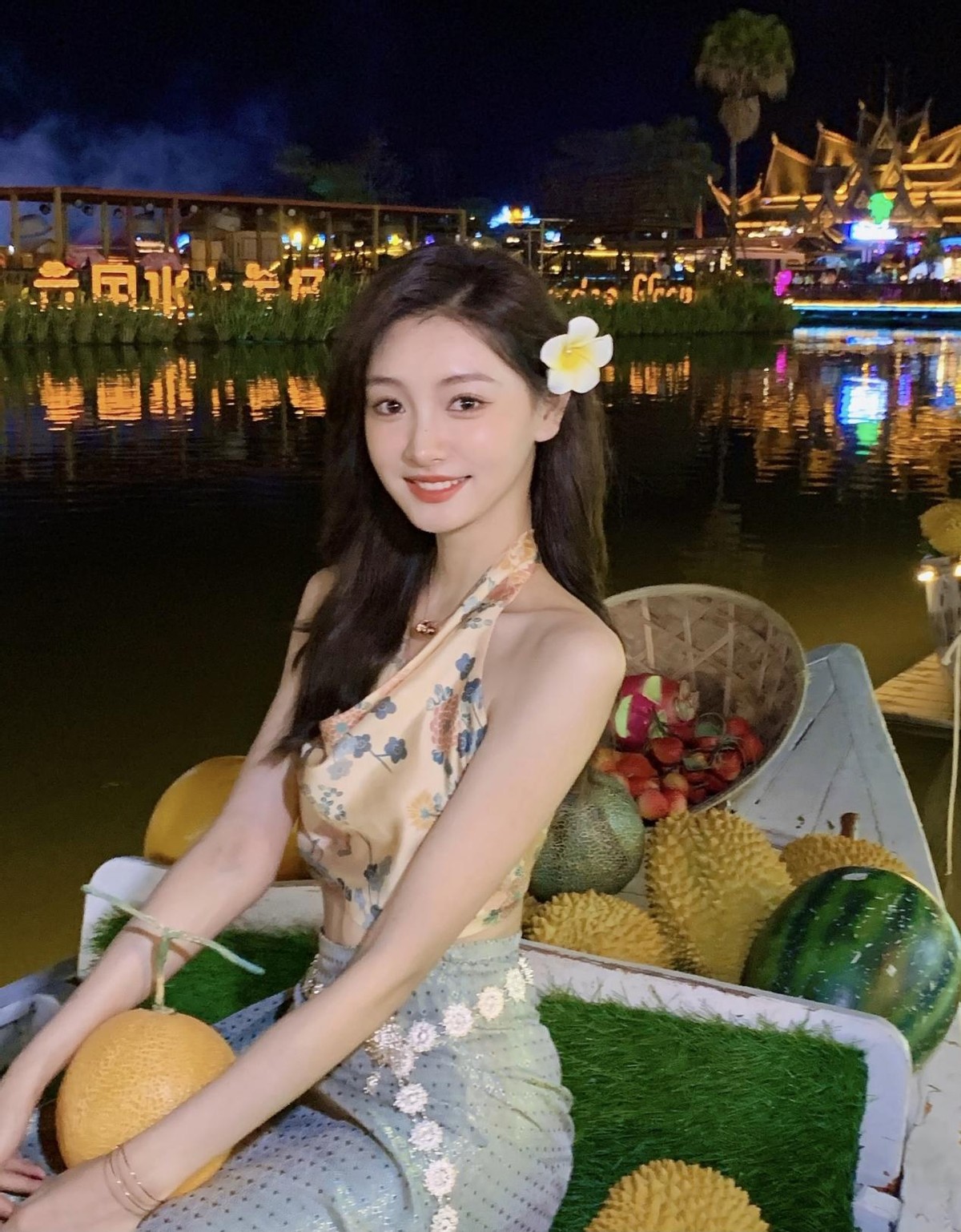 穿短裙秀大长腿,1米71身材傲人|社交媒体|金佳悦|独行侠_新浪新闻