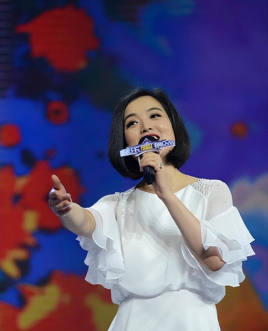 歌手白雪二婚嫁给小8岁的原艺如今被宠成公主