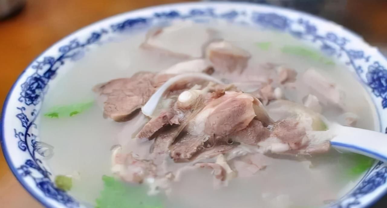 济南名羊汤馆,最便宜20元1碗,加汤不免费,客人看到实物明白了|羊肉汤