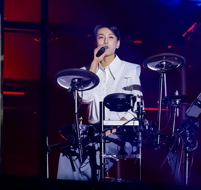 女排世界冠军张晓雅罕见亮相白衬衫休闲裤亮相酷飒十足