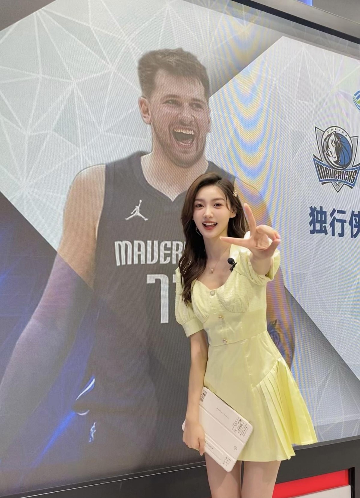 独行侠惨败,NBA美女主播心疼!穿短裙秀大长腿,1米71身材傲人|社交媒体|金佳悦|独行侠_新浪新闻