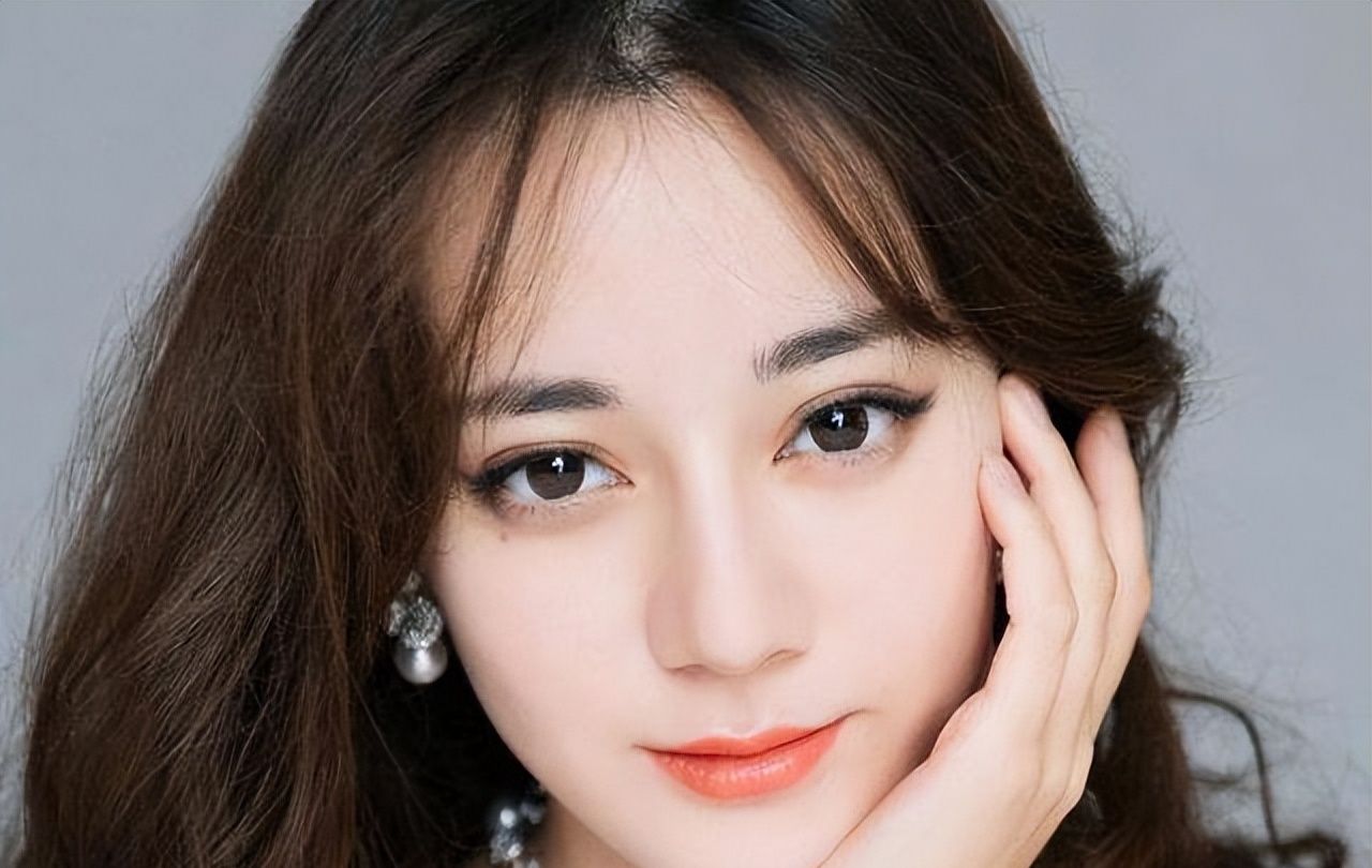 高鼻梁和大眼睛以及那带着几分的异国神采,更是突出了迪丽热巴的美貌