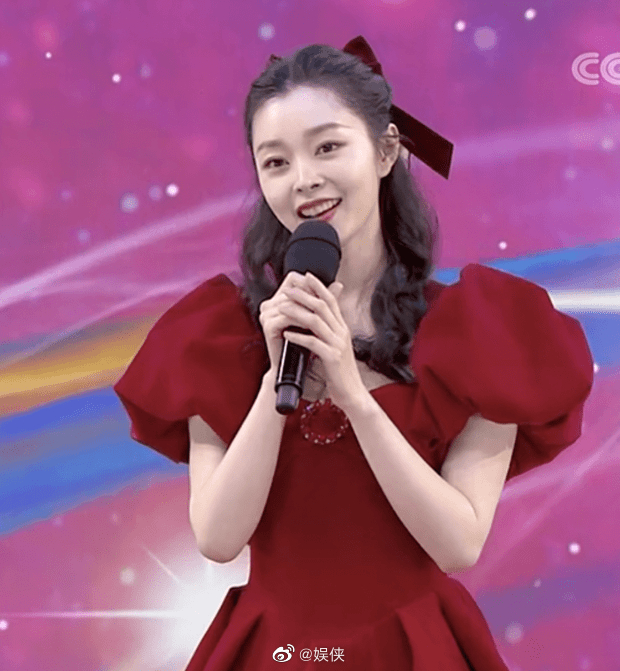 宋轶身穿酒红色仙女裙搭配发型上的大蝴蝶结