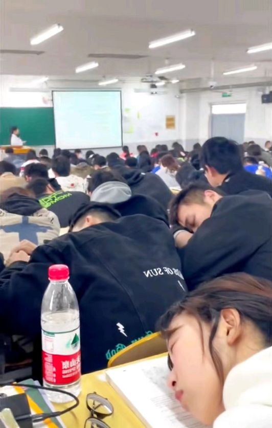 “对自己不尊重”，高中老师去职高参观，才知道差距也许不在老师休闲区蓝鸢梦想 - Www.slyday.coM