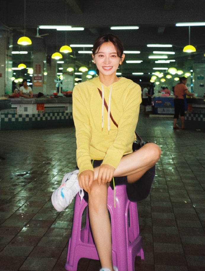 32岁施诗闲逛菜市场穿着朴素露大长腿徒手抓鱼不嫌脏