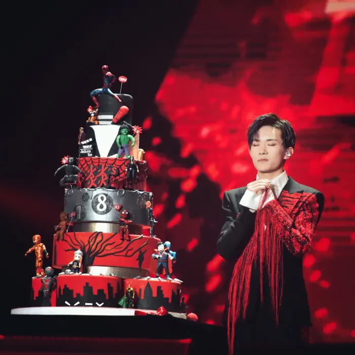 这一年也是他18岁成人礼,他的生日会上来了很多粉丝,这时候的千玺已经