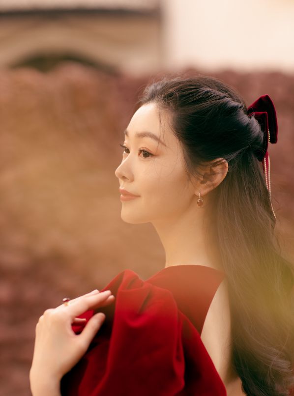 宋轶红色露背丝绒裙造型青春靓丽美得惊艳