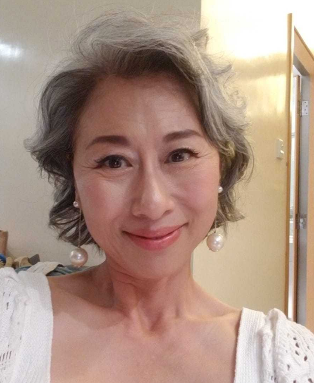 但小8要说,叶倩文才是真正的"冻龄",身体好,体态轻盈,神采奕奕,她的