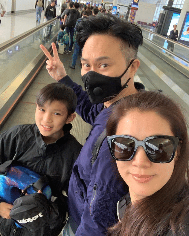 袁咏仪儿子晒澳门旅行照,15岁魔童高大帅气,文案被指求生欲满满