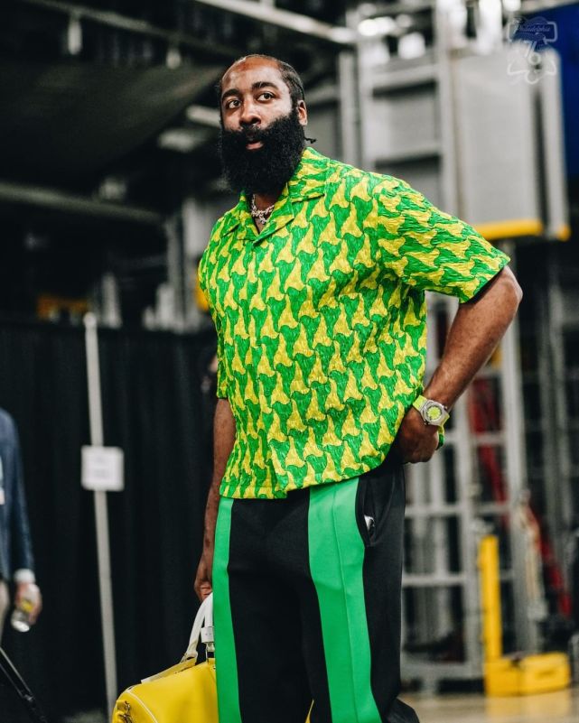 图为76人当家球星詹姆斯-哈登,他这身绿色调为主的衣服看起来和眼下的